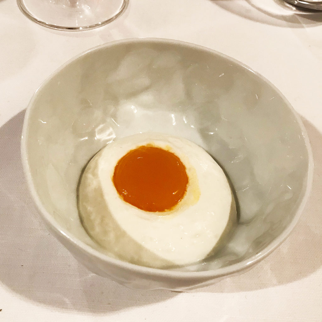 "uovo dello chef": spuma di yogurt e mango sferificato